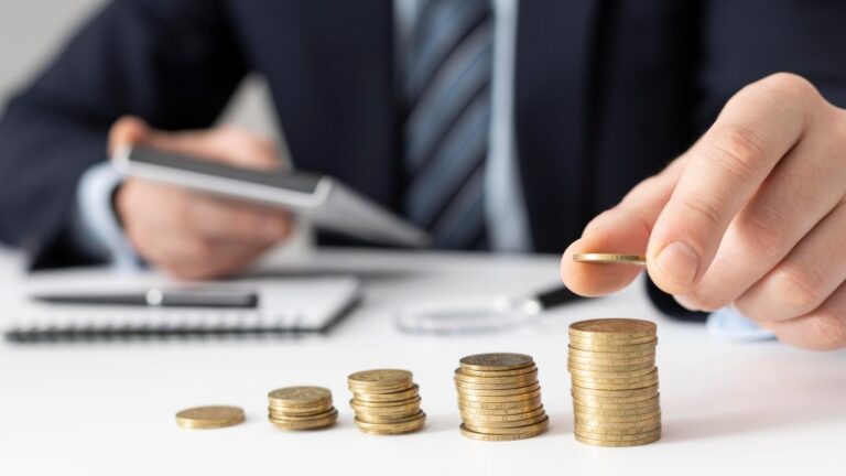 The challenges and benefits of freelance work in the US: How to manage finances with variable income