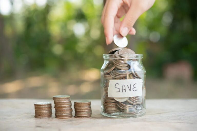 Comparing traditional and high-yield savings accounts in the USA