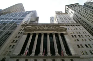 How to assess the financial stability of banks in the USA before opening an account or investing
