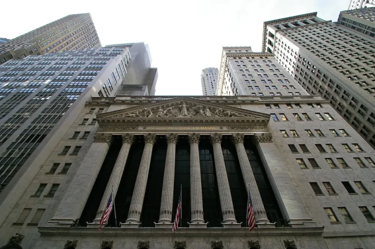 How to assess the financial stability of banks in the USA before opening an account or investing