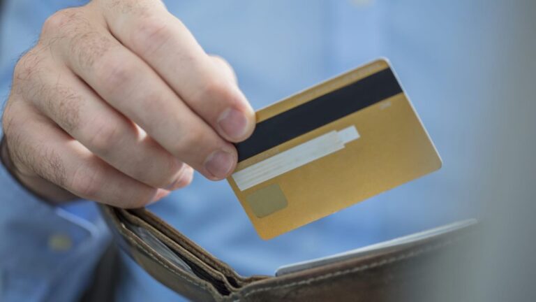 How to use credit cards to improve your credit history in the US