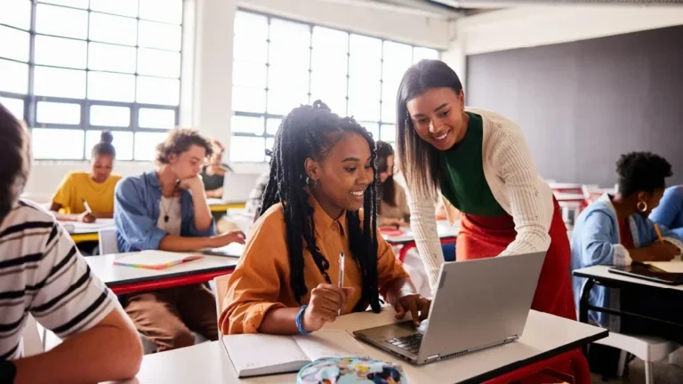 Exploring Student Loan options in the USA: Scholarships, grants, and private loans