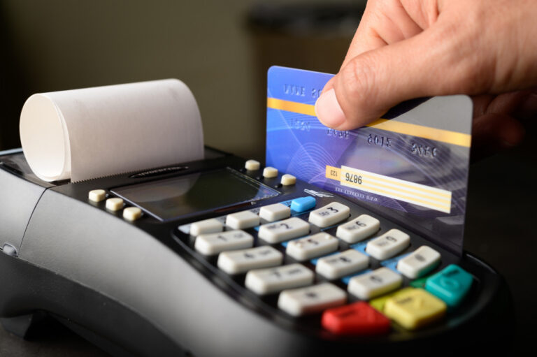 Unraveling the fees: How to choose a cost-effective credit card in the USA!