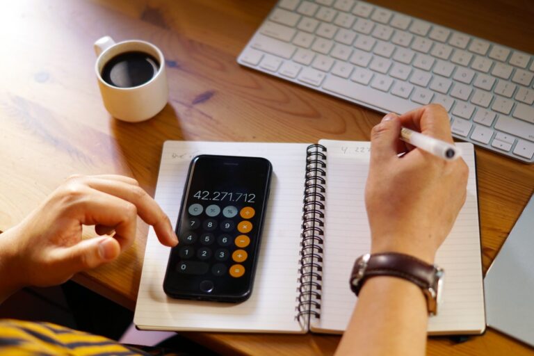 Strategies for maintaining an efficient budget in times of high economic volatility in the US