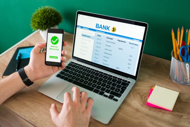 How to maximize the use of credit cards to build a solid credit history in the U.S.
