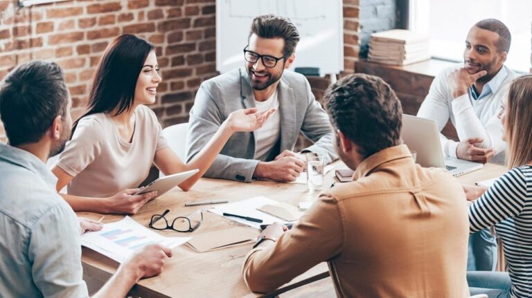 Inglês corporativo: 4 cursos que transformam sua comunicação profissional