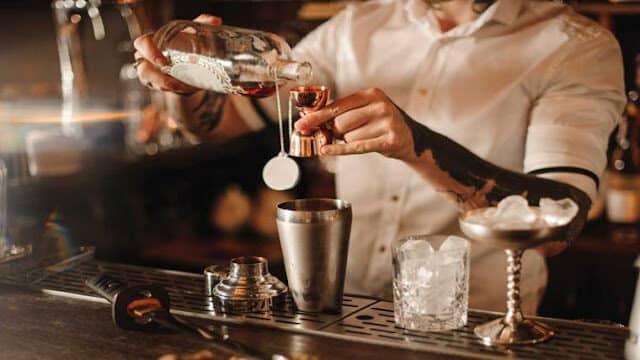Plataforma de ensino oferece curso de Bartender gratuito e online