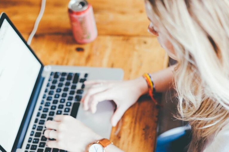 Quer ser um profissional melhor? Conheça estes 80 cursos onlines e gratuitos da Escola Virtual!