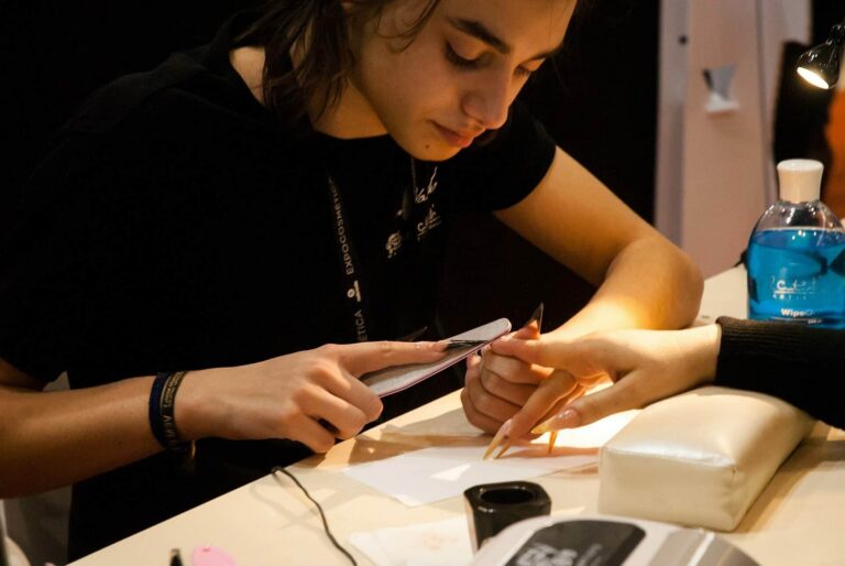 Curso online e grátis para manicures: Como fazer unhas em gel
