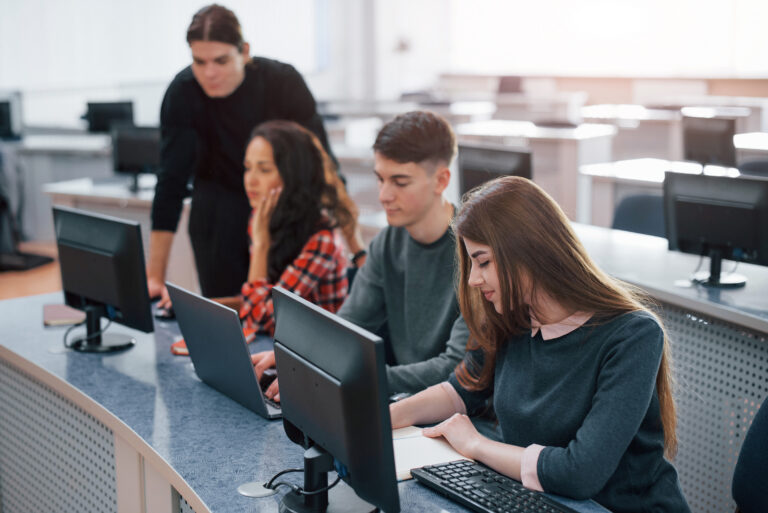 Formação presencial em informática básica com turmas em todo o país
