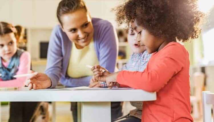 Aulas presenciais de cuidador infantil com enfoque prático!
