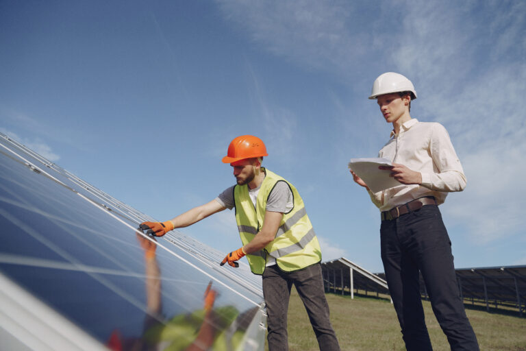Aprenda a instalar painéis solares com cursos presenciais técnicos