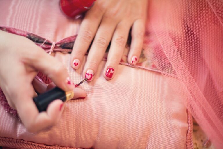 Curso para manicures online e grátis: Como fazer unhas decoradas e estimular o crescimento rápido