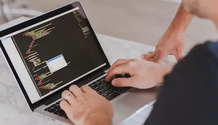 Vale a pena investir em cursos pagos de tecnologia?