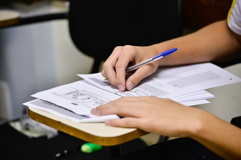 Curso pago de redação para o ENEM: Veja os diferenciais!