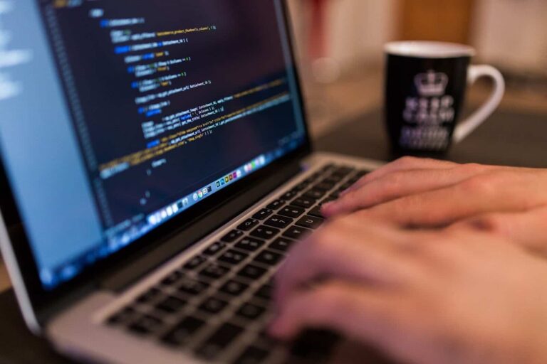 Curte programação? Empresa libera vários cursos onlines e gratuitos na área!