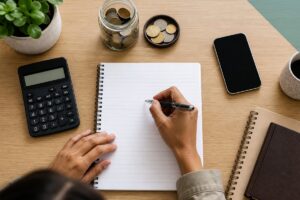 Como os brasileiros estão reorganizando suas finanças pessoais diante da alta dos juros e da inflação em 2025
